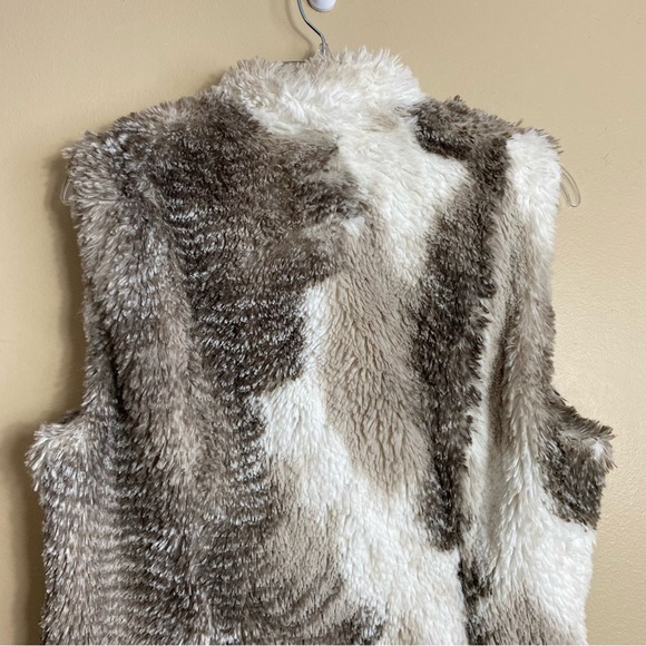 Cabi Aspen Faux Fur Vest Size Medium - Picture 10 of 16